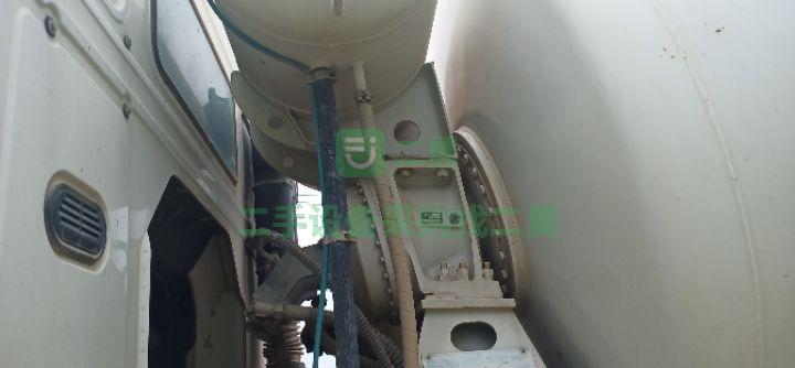 出售九成新的豪沃大14方唐鴻上裝攪拌車。國四