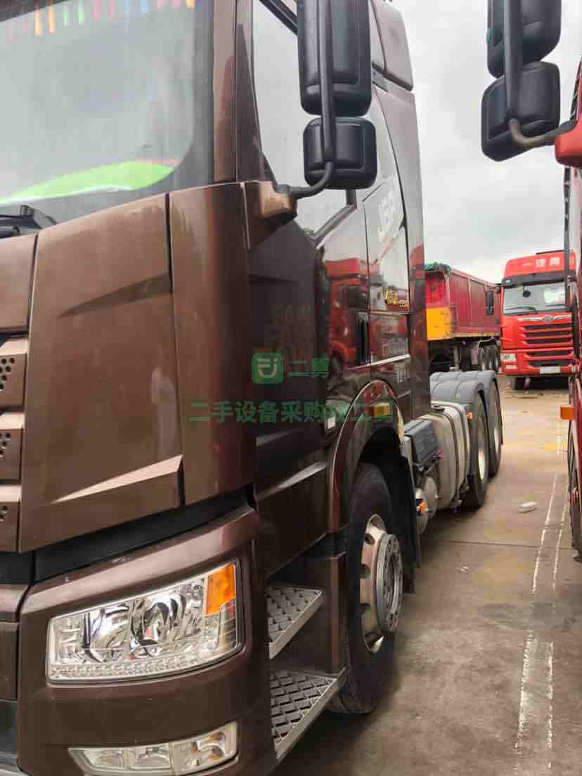 山東出售18年的解放J6P550馬力國五雙驅輕體牽引車
