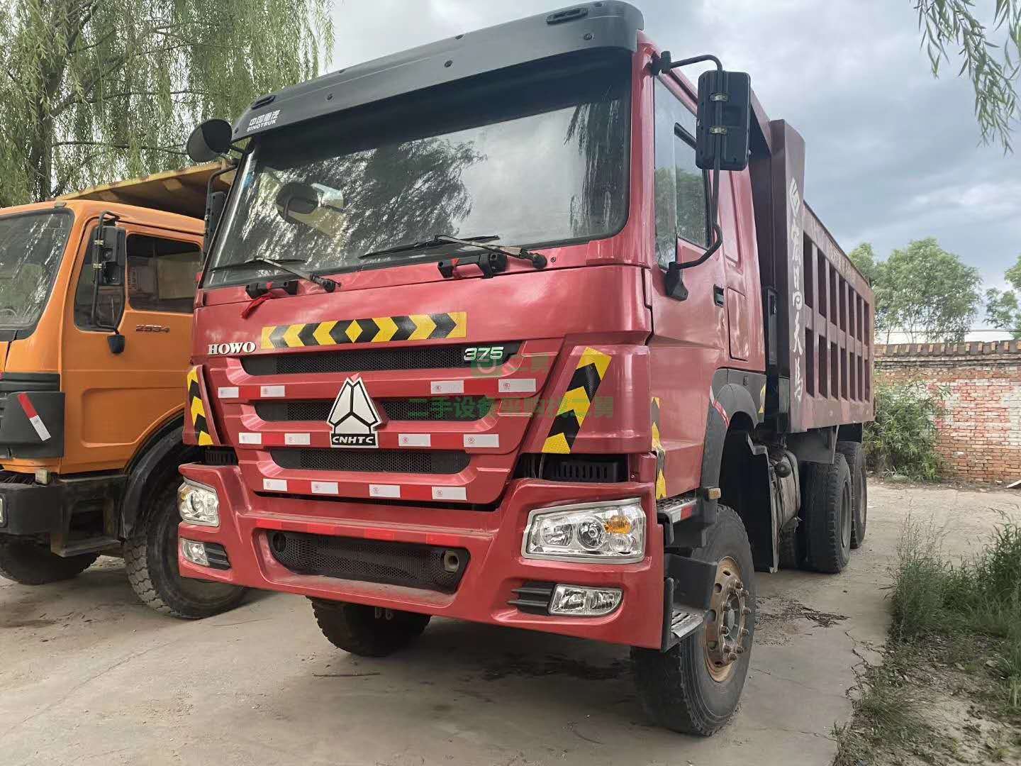 山西急售14-18年豪沃336-375馬力5.6米-5.8米大箱自卸車