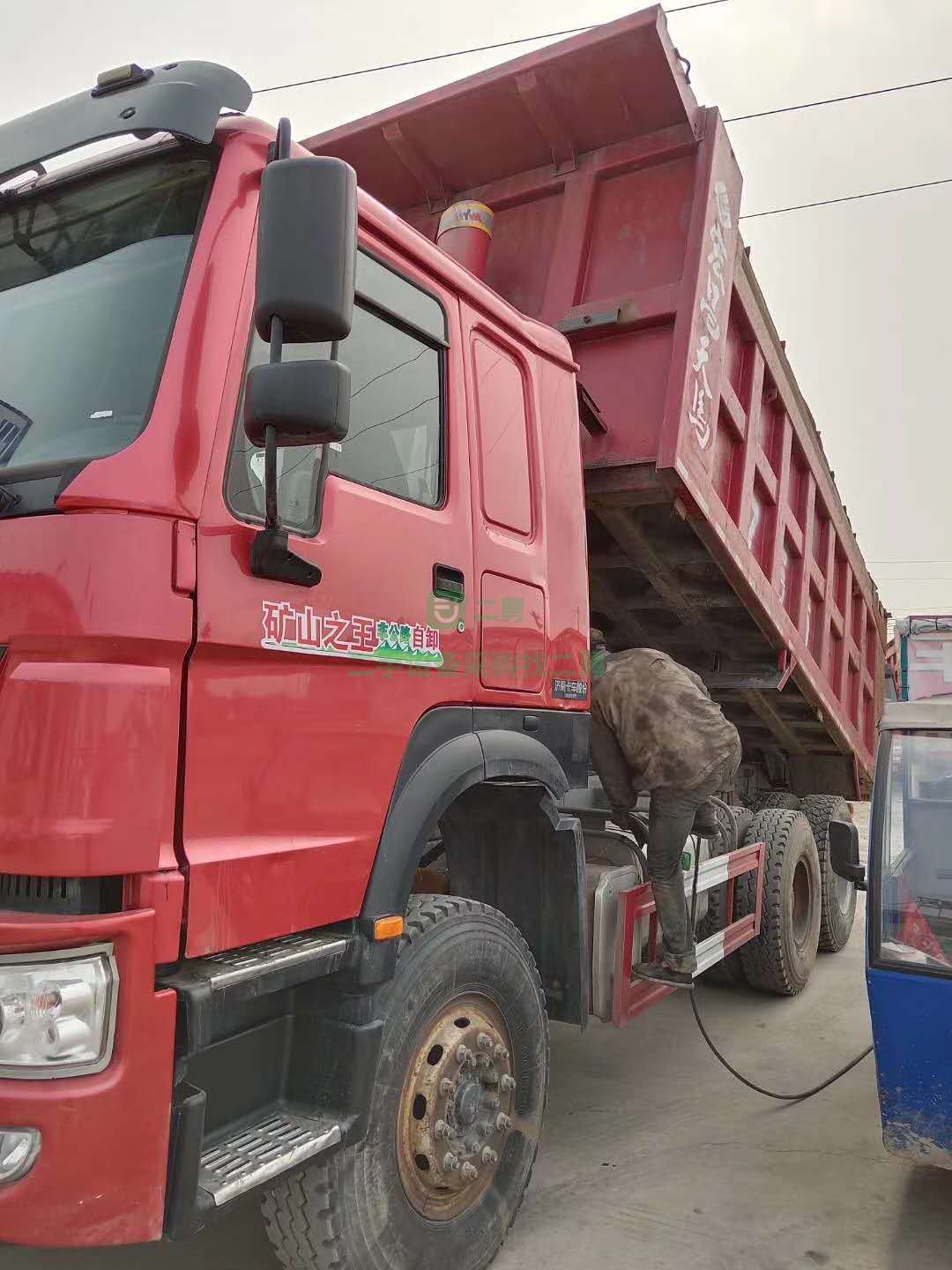 豪沃后八輪自卸車出售，大箱底18邊16，宏昌天馬上裝