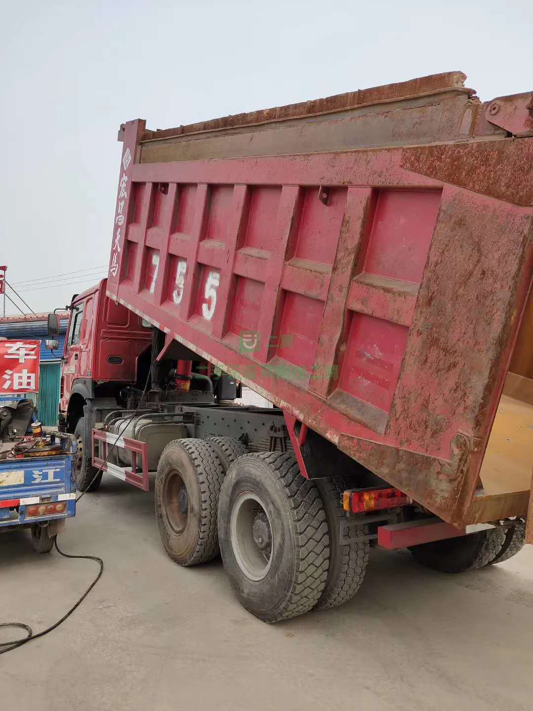 豪沃后八輪自卸車出售，大箱底18邊16，宏昌天馬上裝