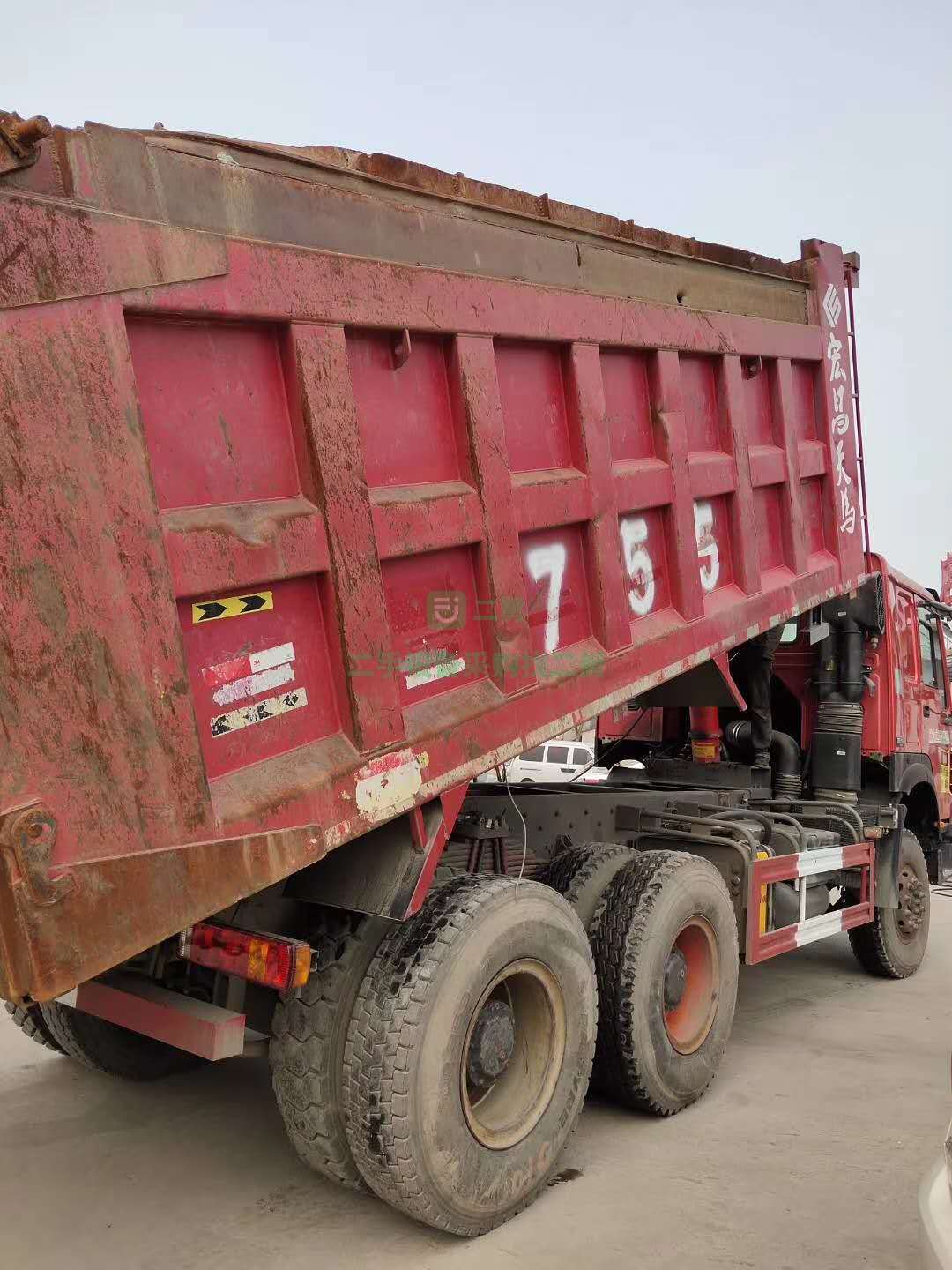 豪沃后八輪自卸車出售，大箱底18邊16，宏昌天馬上裝