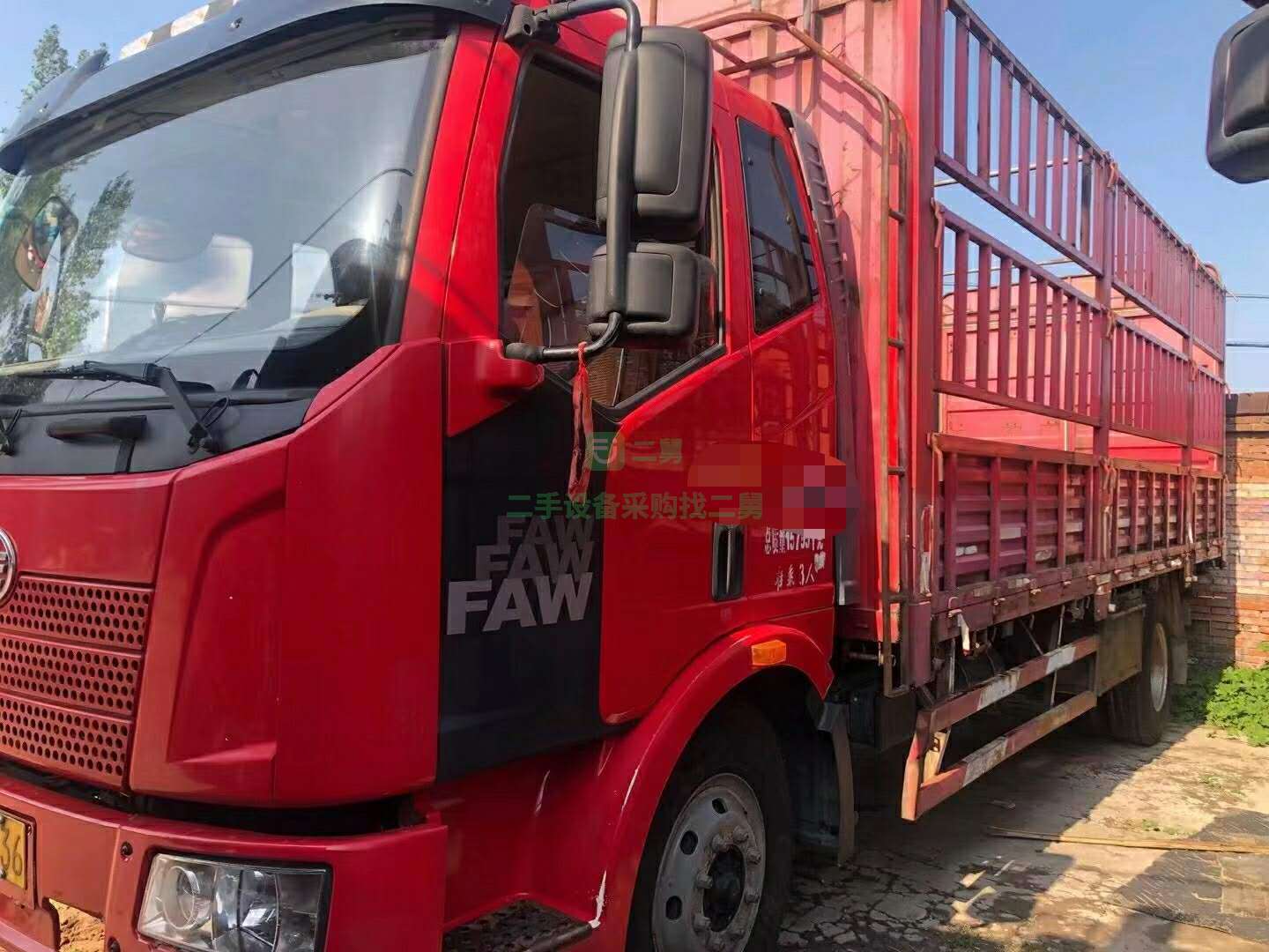 河北出售15年的6.8米解放高欄車(chē)牽引車(chē)