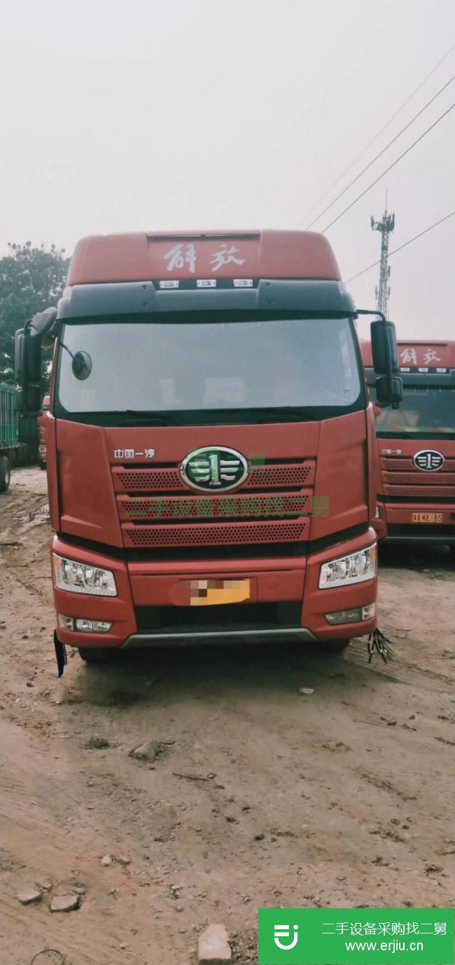 河北低價出售一臺一汽解放J6P牽引車420馬力，帶13米高低板下翻門半掛車