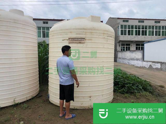 河北低價出售99新兩個儲罐一個10噸一個7噸