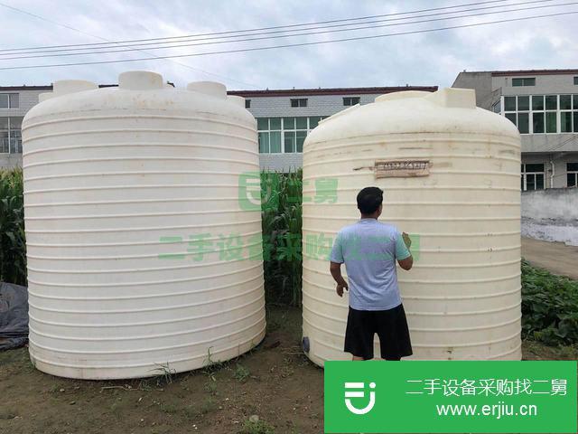 河北低價出售99新兩個儲罐一個10噸一個7噸
