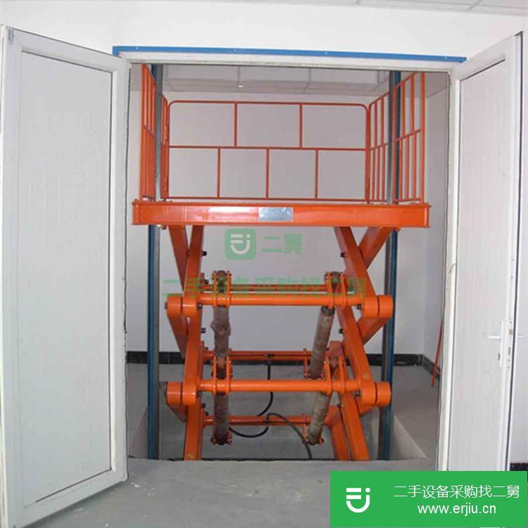 山東低價出售一臺壁掛導軌鏈條式升降機