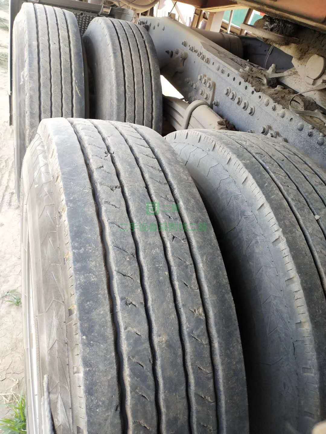 出售一臺四個月悍V400馬力雙驅濰柴牽引車全車鋁合金鋼圈帶11米半掛車