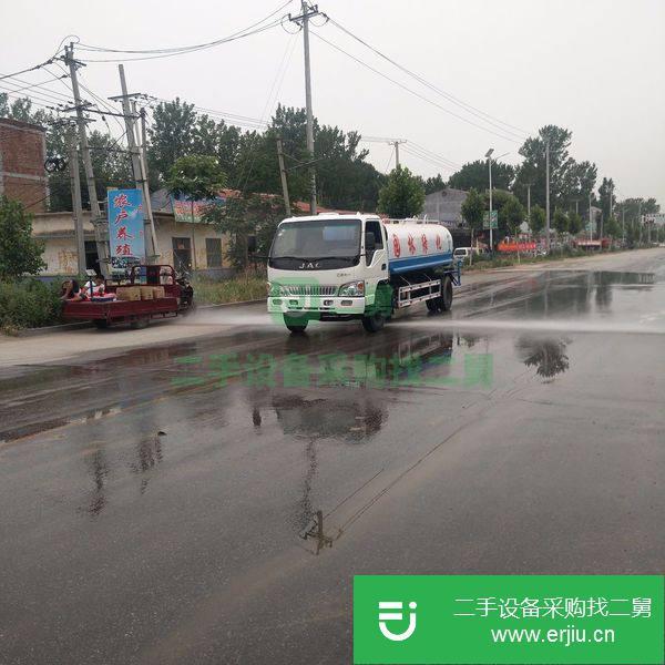 山東低價出售東風(fēng)多利卡八噸灑水車