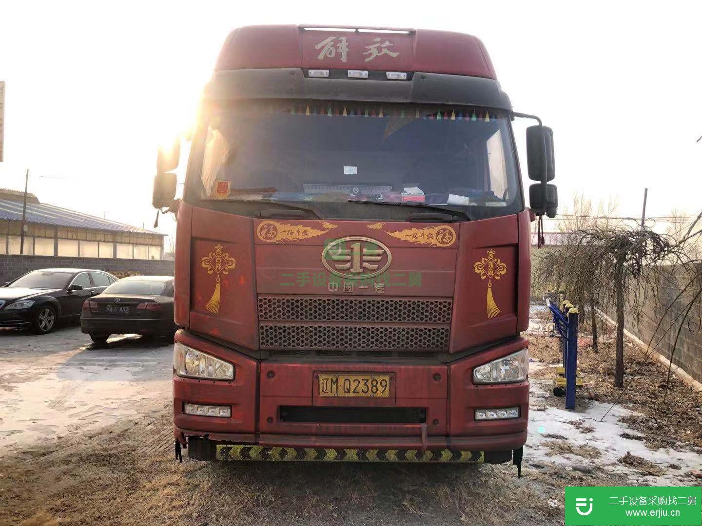 遼寧低價出售一汽解放J6M準重卡牽引車帶一臺側翻半掛車