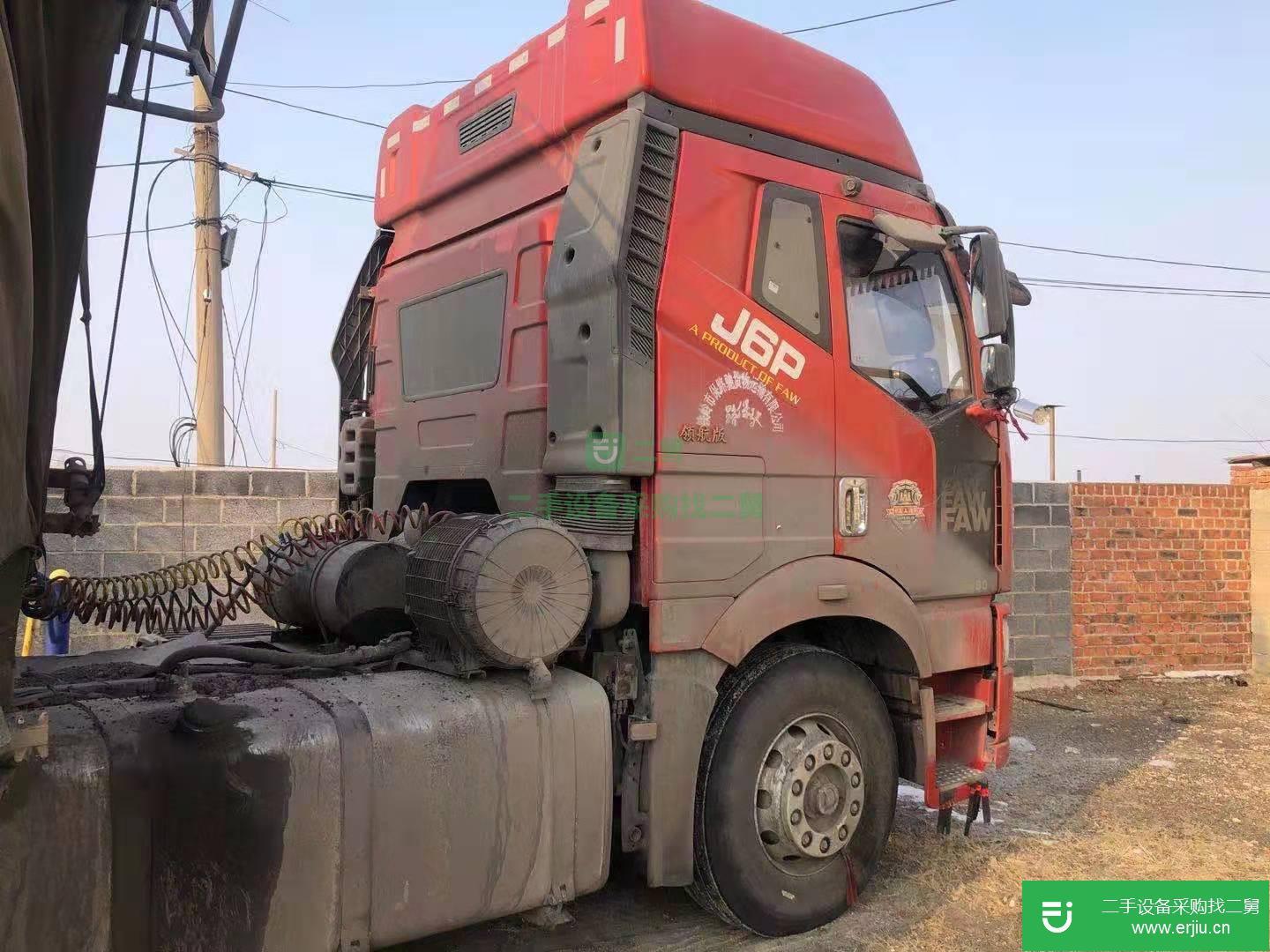 遼寧低價出售一汽解放J6M準重卡牽引車帶一臺側翻半掛車