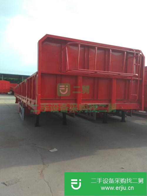 湖北低價出售一臺二手標箱側翻半掛車