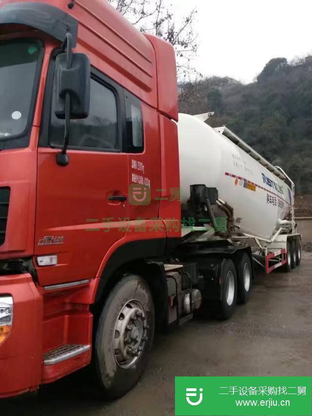 湖北低價出售一臺二手牽引車帶散裝水泥半掛車