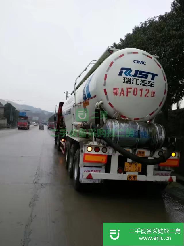 湖北低價出售一臺二手牽引車帶散裝水泥半掛車