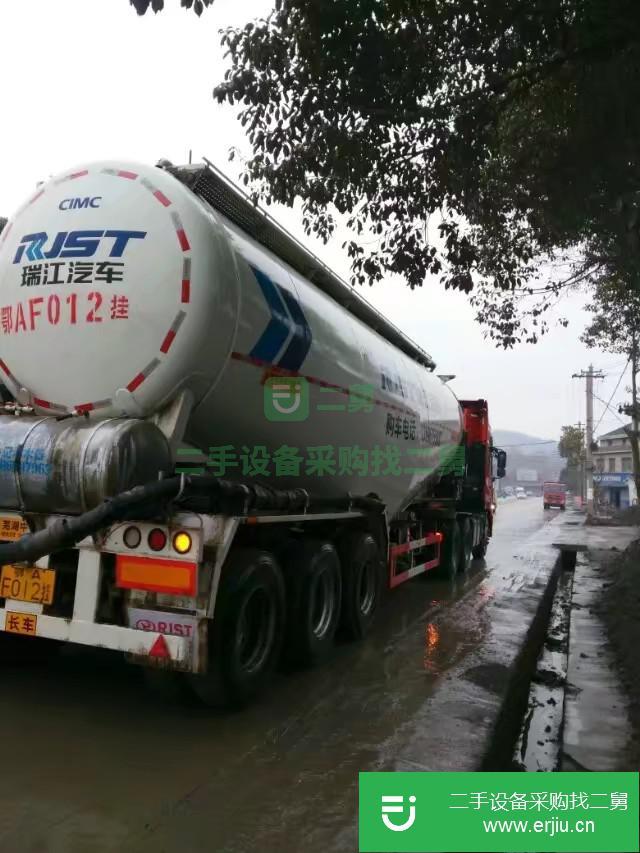 湖北低價出售一臺二手牽引車帶散裝水泥半掛車