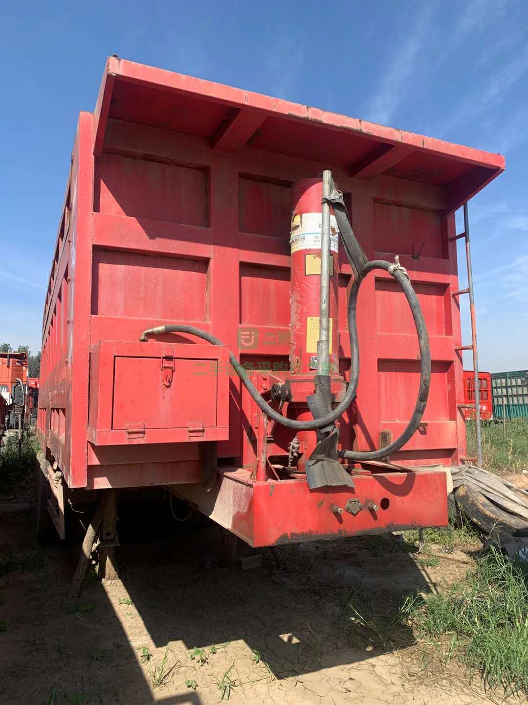 出售一臺一年半9米直翻半掛車，車況板正，輪胎不錯，真富華軸