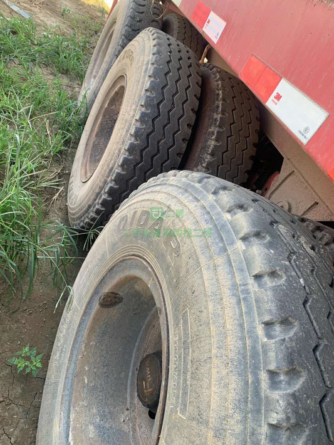 出售一臺一年半9米直翻半掛車，車況板正，輪胎不錯，真富華軸