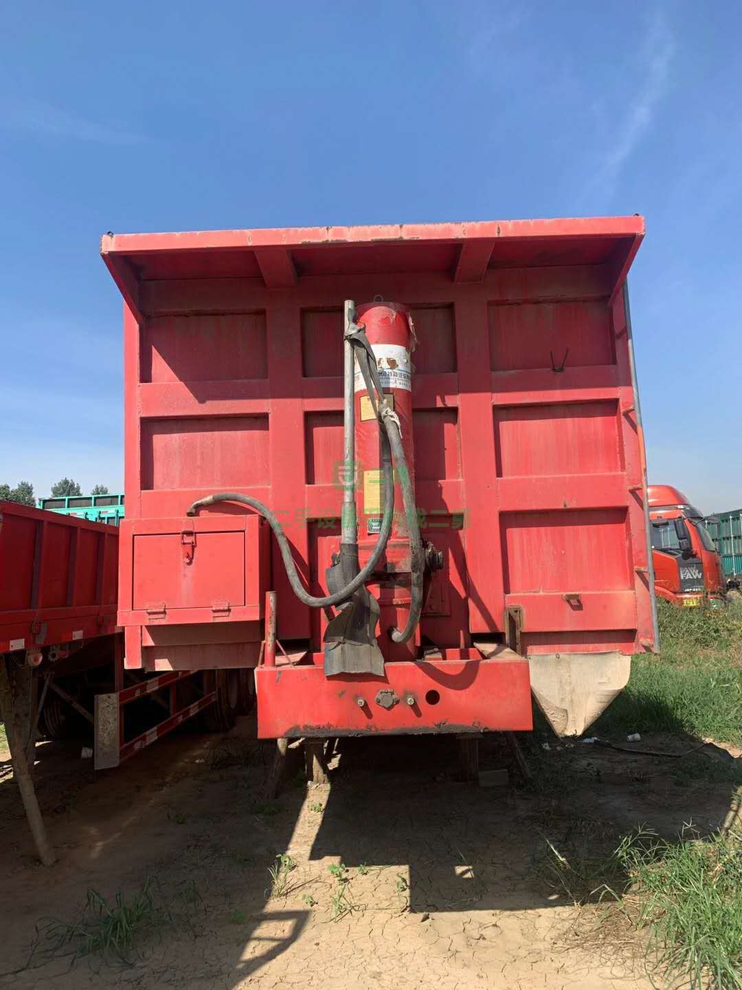 出售一臺一年半9米直翻半掛車，車況板正，輪胎不錯，真富華軸