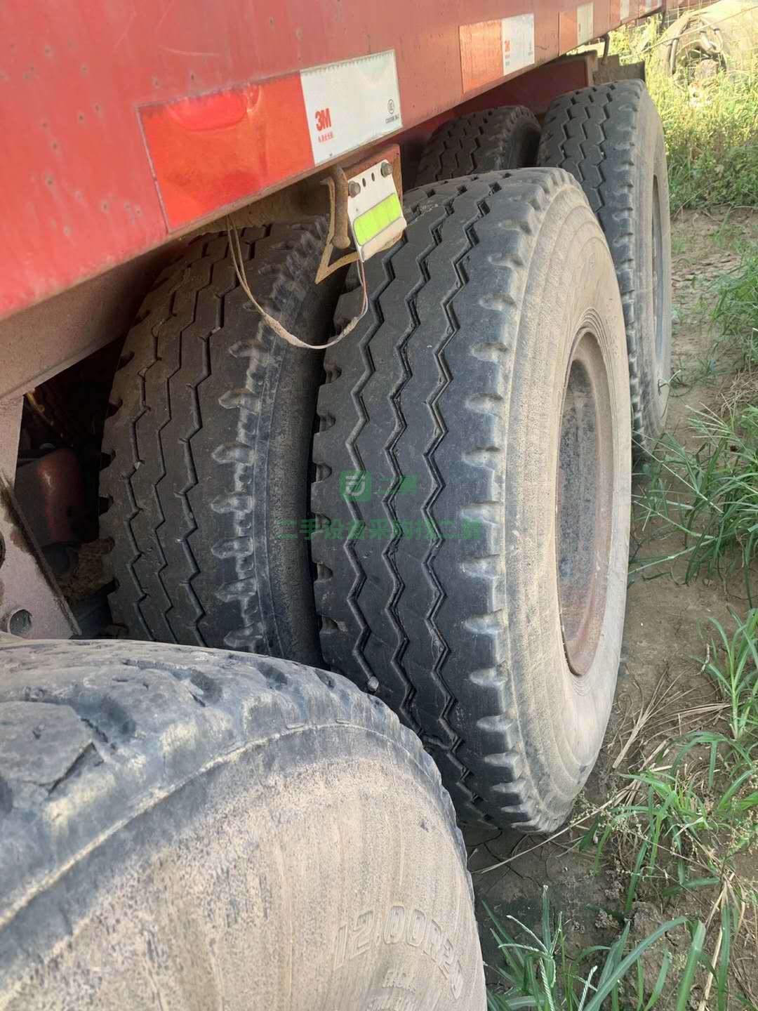 出售一臺一年半9米直翻半掛車，車況板正，輪胎不錯，真富華軸