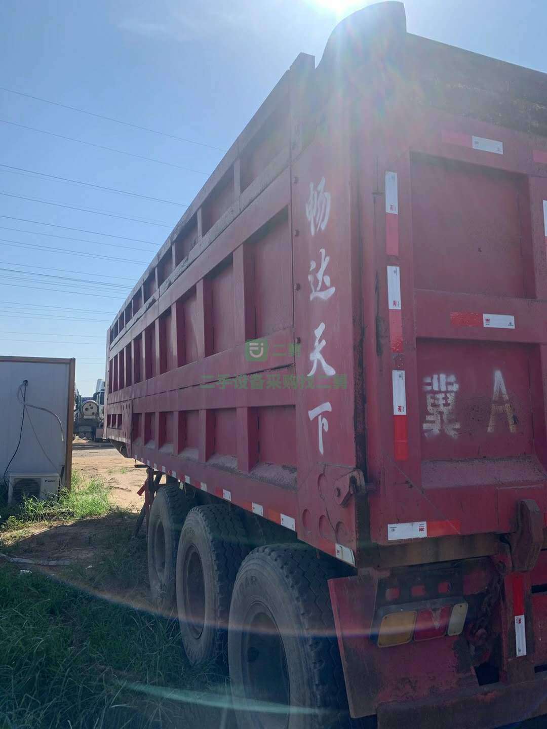 出售一臺一年半9米直翻半掛車，車況板正，輪胎不錯，真富華軸