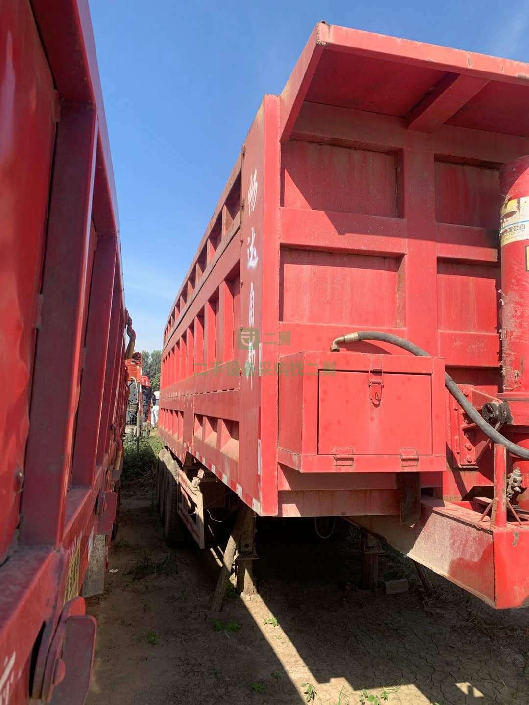 出售一臺一年半9米直翻半掛車，車況板正，輪胎不錯，真富華軸