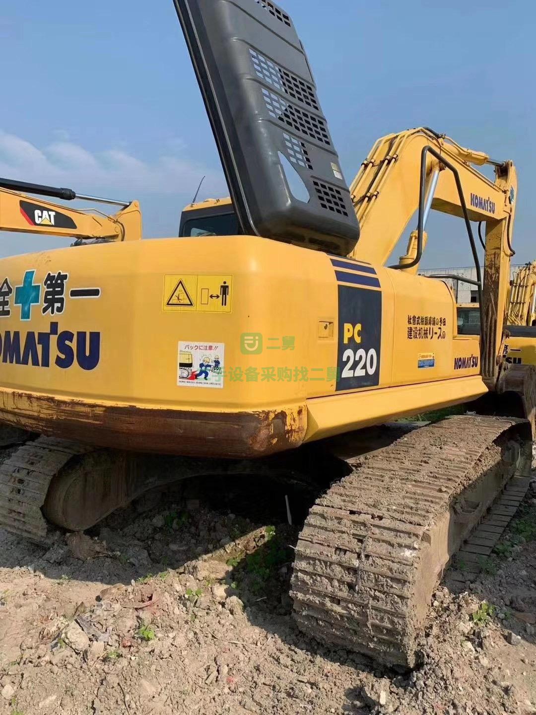 出售一臺精品小松220-7挖掘機況免檢，價格實惠