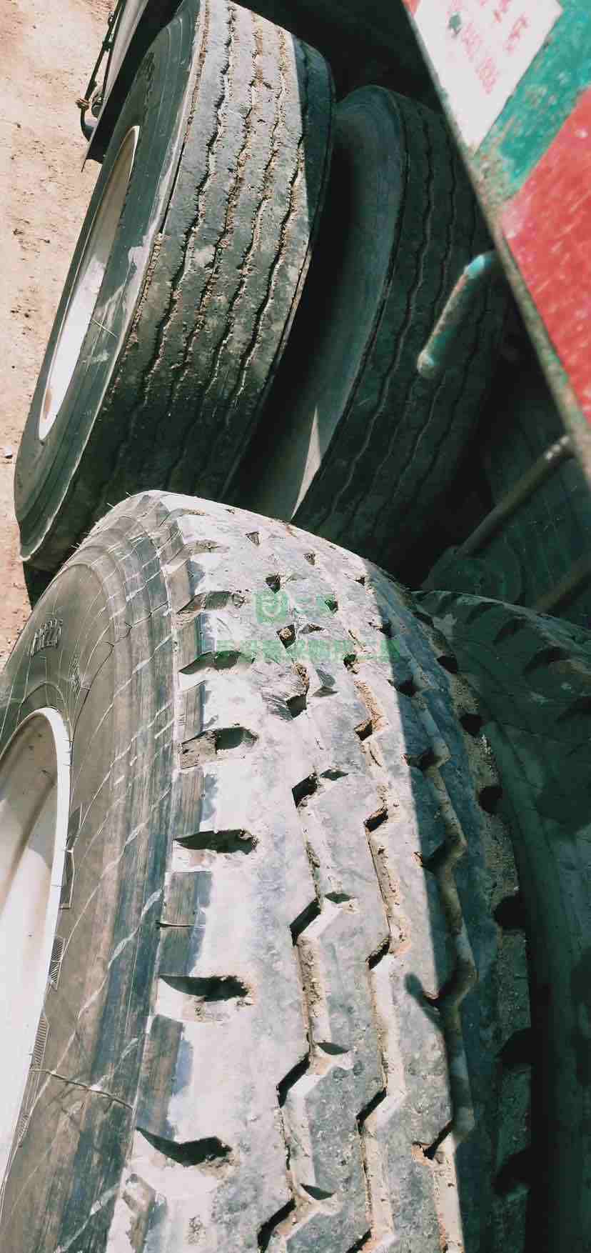 出售一年整解放J6420牽引車，公司剛上的大保險，帶11.5米掛車，富華軸，車況極品，全車三包輪胎