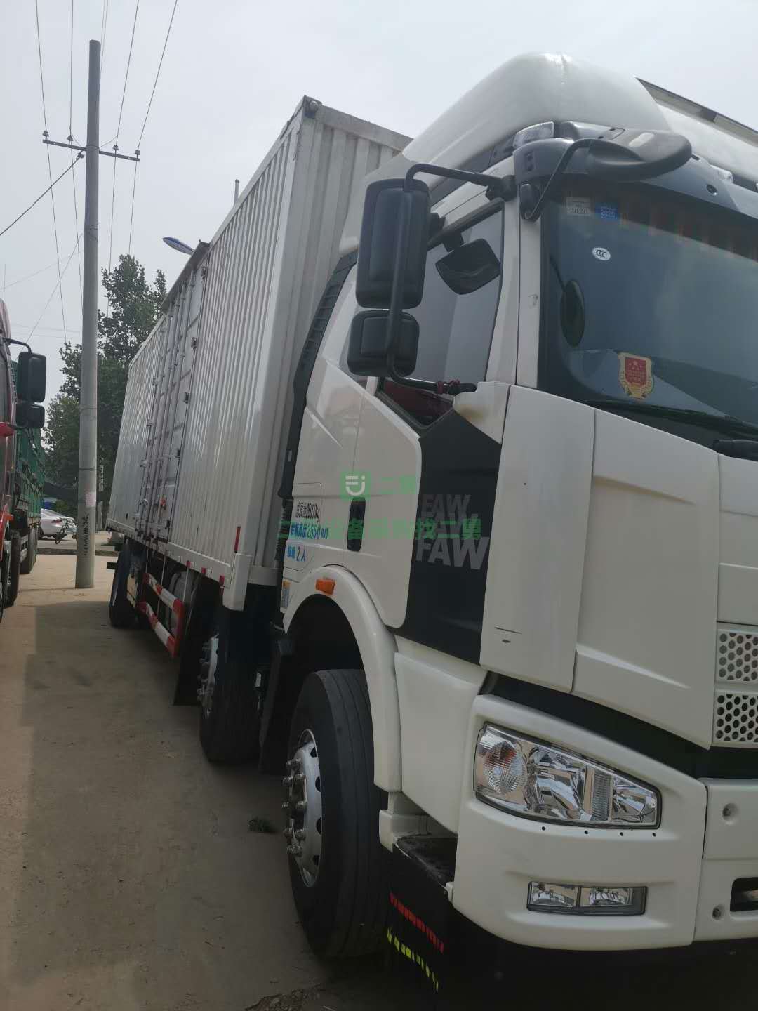 出售一臺準新車七個月里解放勾六280馬力貨車