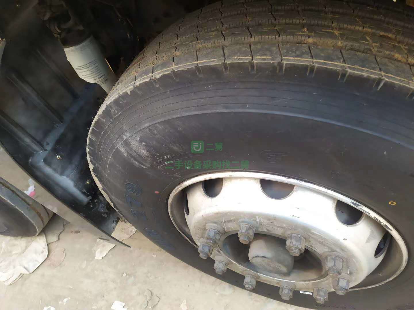 出售一臺9米6東風(fēng)天龍292馬力前四后四貨車