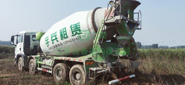 出售八成新的17年國五豪沃輕量化攪拌車