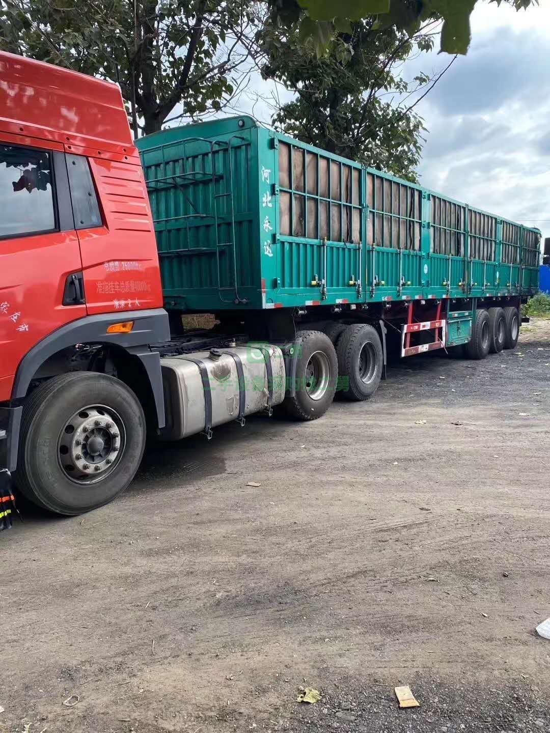 出售一臺1年3個月捍衛(wèi)400馬力牽引車，帶13米直板大開門無邊梁永達半掛車