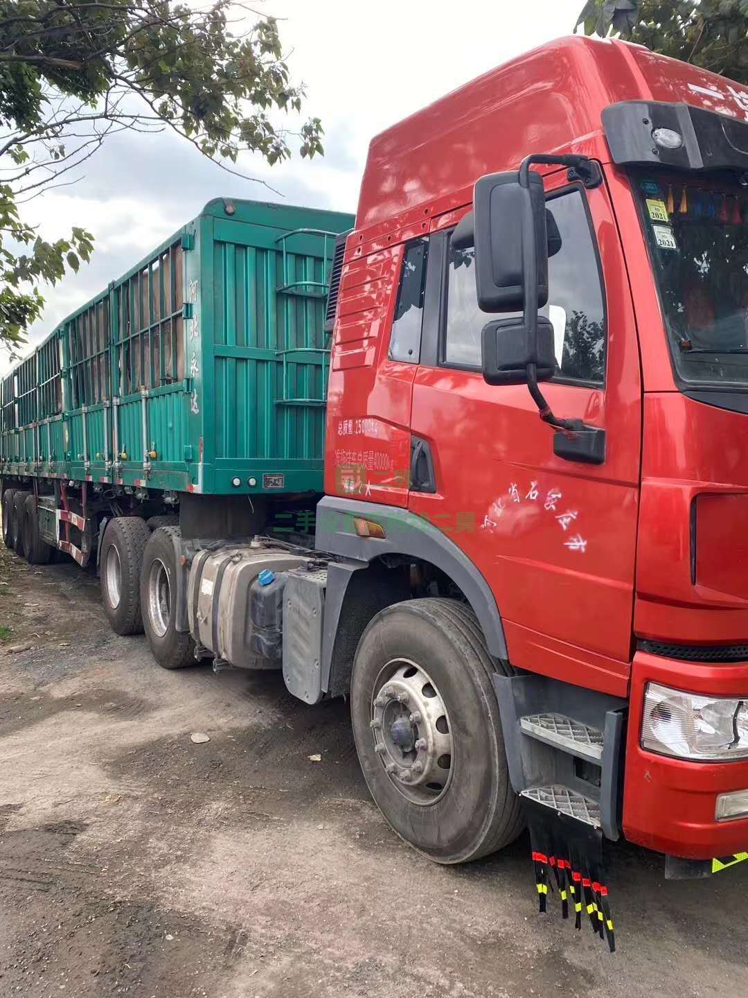 出售一臺1年3個月捍衛(wèi)400馬力牽引車，帶13米直板大開門無邊梁永達半掛車