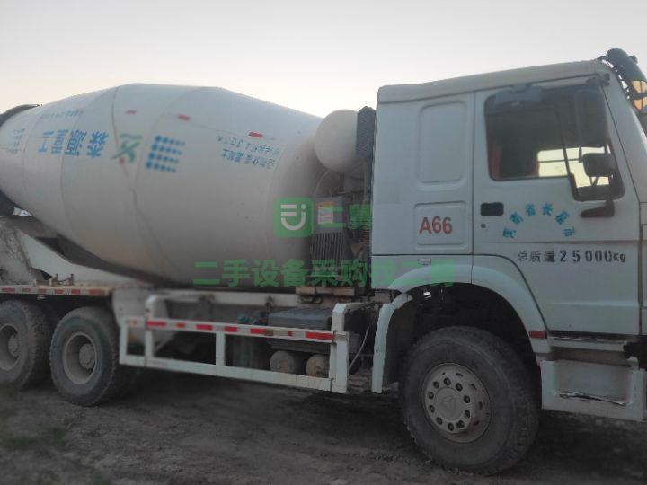 出售二手的九成新的15方豪沃國四攪拌車