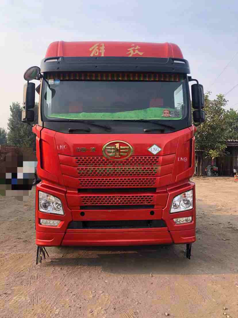 出售剛到家一年檢車交強(qiáng)險JH6 430雙驅(qū)牽引車，車況極品，輪胎八成，大駕駛室，前橋免維護(hù)。