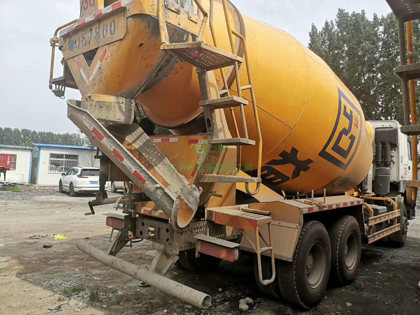 出售一臺18年豪沃攪拌車，國五排放，大14方罐