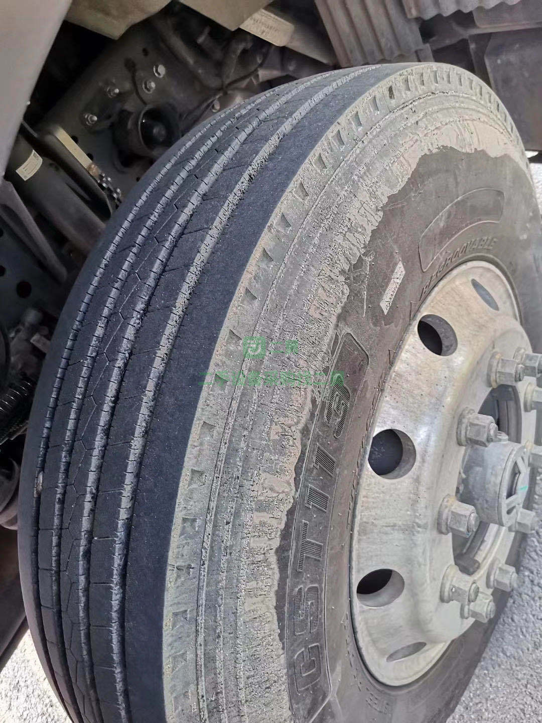 出售一臺準新車1個月豪沃440牽引車，（國六）氣車