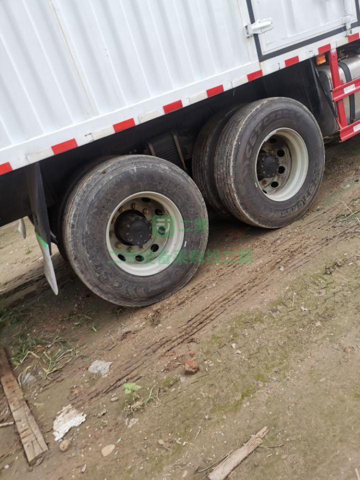 出售2個月準新車，解放J6p420馬力貨車，9.6米箱車前四后八