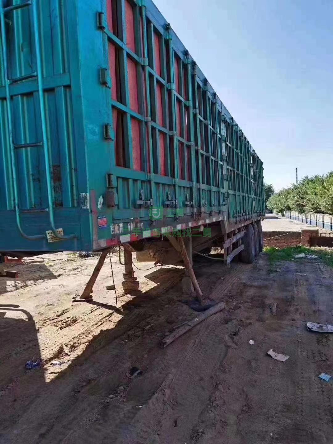 出售一臺1年半13米長高低板半掛車，車況極品，板正得很