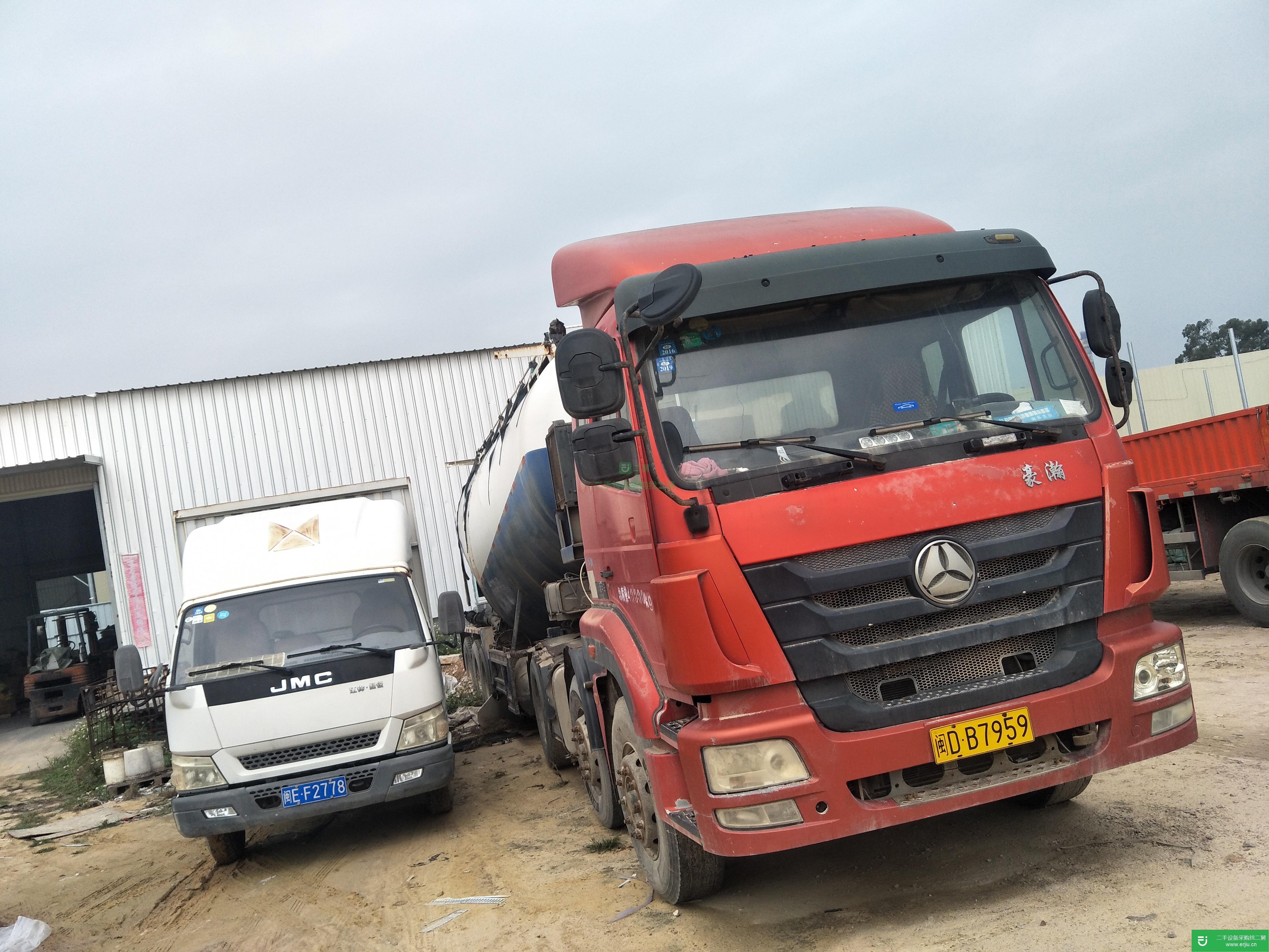 福建出售二手重汽粉粒物料運(yùn)輸車