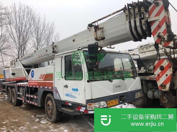 山東低價出售中聯(lián)吊車，手續(xù)齊全 原車油漆 可提檔過戶
