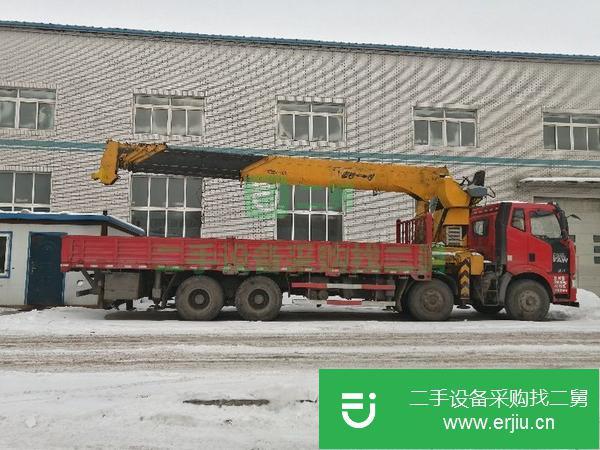 北京出售二手的吊車，25噸6節(jié)臂隨車吊，6條支腿