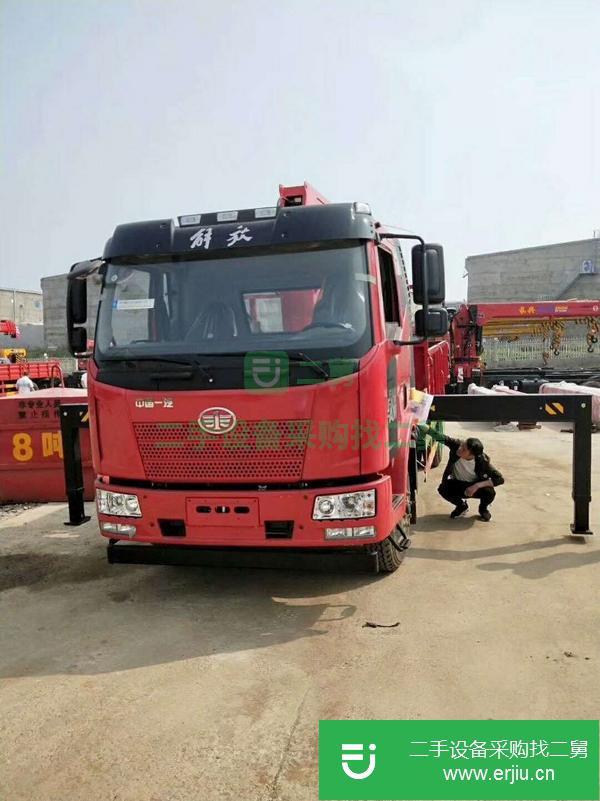河北出售二手解放單橋吊車，大柴180馬力,上裝三一8噸4節(jié)臂吊機(jī),箱貨5.6米