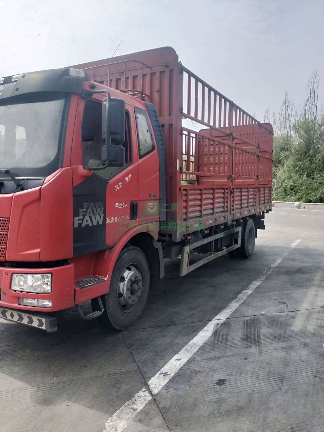 出售一臺(tái)16年5月大保險(xiǎn)四缸八速180馬力貨車(chē)，車(chē)況原版