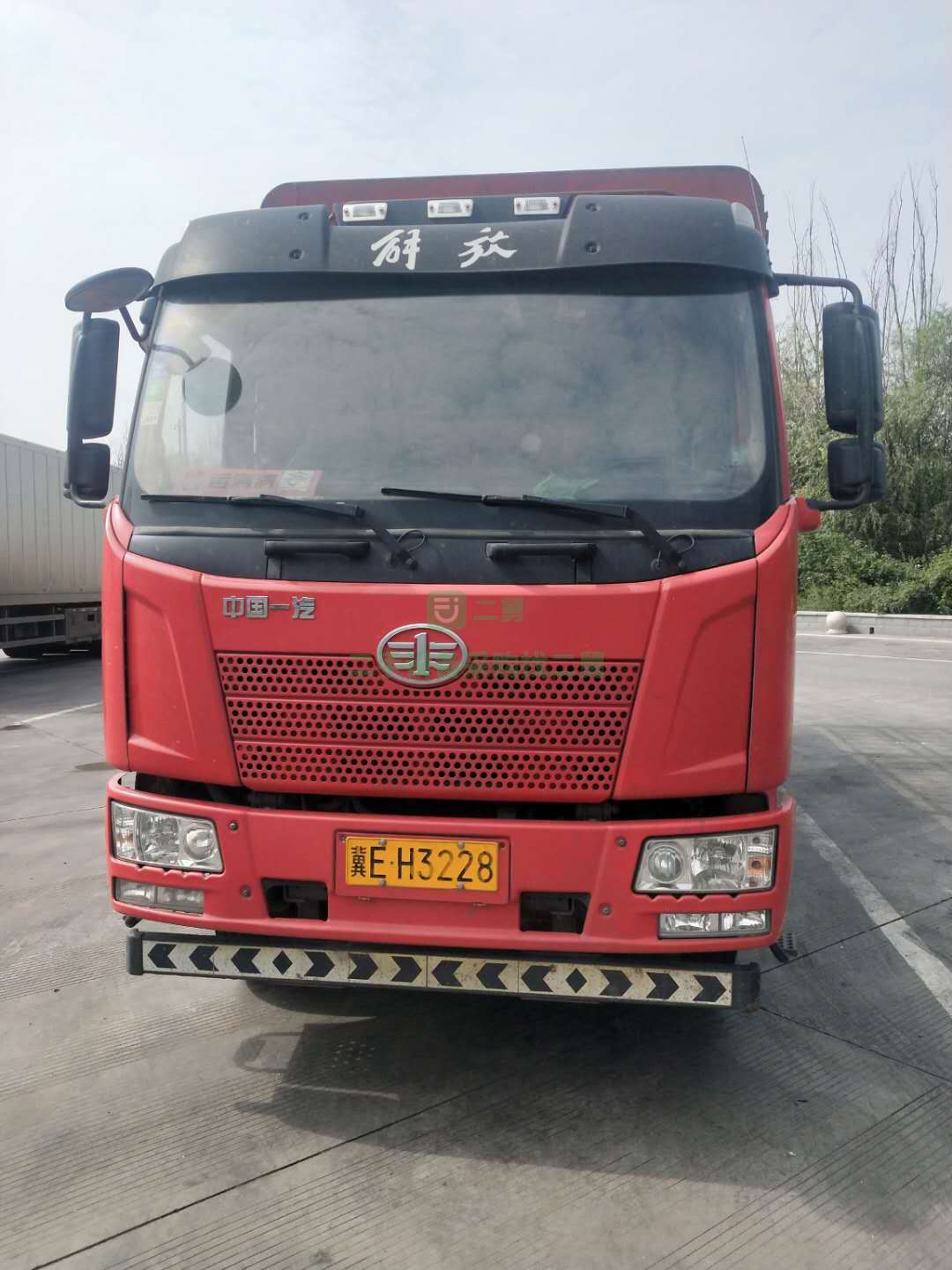 出售一臺(tái)16年5月大保險(xiǎn)四缸八速180馬力貨車(chē)，車(chē)況原版
