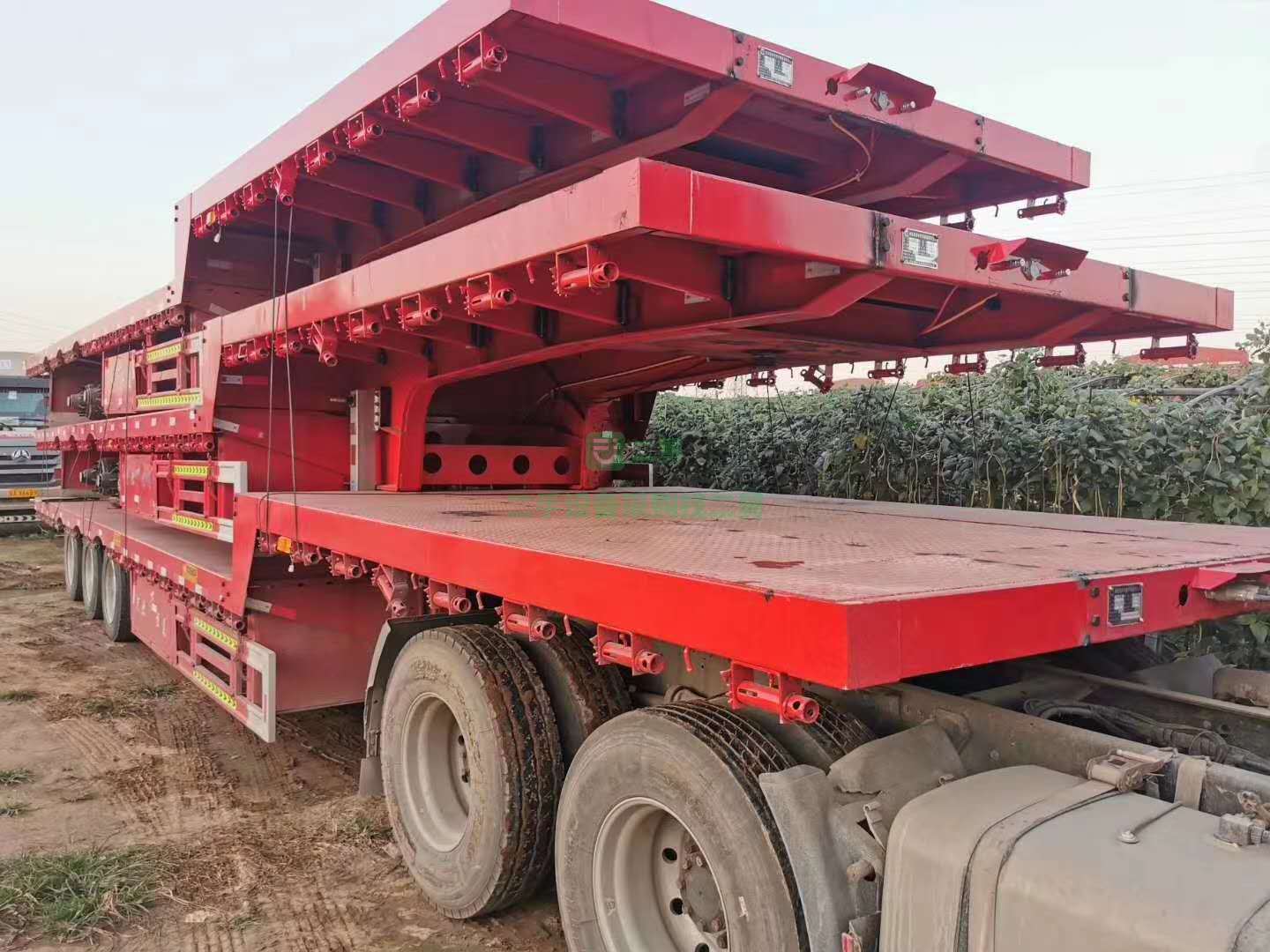 出售一臺13.75板（3米寬）剛上戶半掛車，帶全新三包輪胎