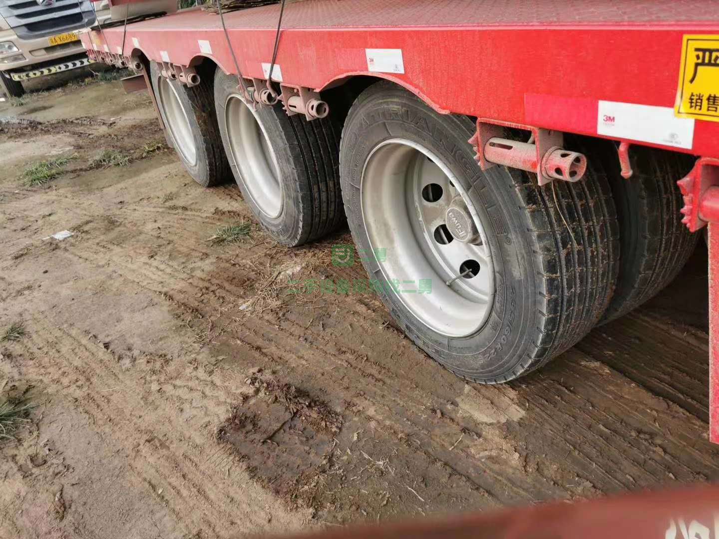 出售一臺13.75板（3米寬）剛上戶半掛車，帶全新三包輪胎