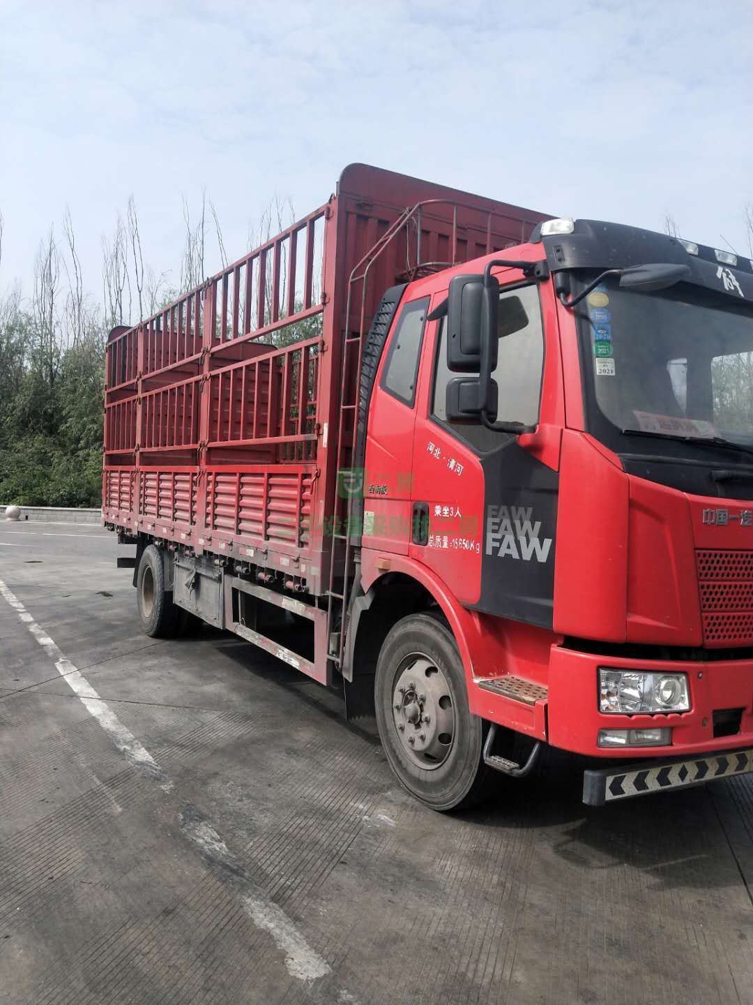 出售一臺(tái)16年5月大保險(xiǎn)四缸八速180馬力貨車(chē)，車(chē)況原版