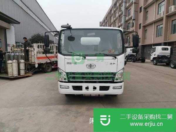 湖北低價出售油罐車，包上戶