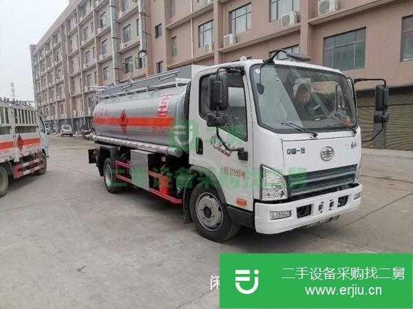 湖北低價出售油罐車，包上戶