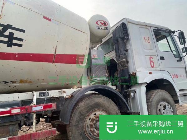 新疆出售二手豪沃水泥攪拌罐車